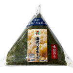 セブンイレブンの味付海苔海老マヨネーズこだわり卵のマヨネーズを比較する。税込価格：225円、カロリー：251kcal、1円あたりカロリー：1.12kcal/円、たんぱく質：4.4g、1円あたりたんぱく質：0.02g/円、脂質：9.8g、炭水化物：37.2g、糖質：35.4g、食物繊維：1.8g、食塩相当量：1.4g。人気のある海老マヨネーズを味付海苔で包んだおにぎりです。アレルギー：卵、乳、小麦、えび。