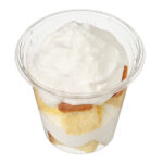 くちどけクリーム＆シフォンケーキ セブンイレブン くちどけ軽いホイップクリームにシフォン生地を付けて食べる満足感のあるカップスイーツです。