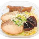 セブンイレブンの冷たい濃厚味噌ラーメン 越後味噌使用を比較する。税込価格：583円、カロリー：458kcal、1円あたりカロリー：0.79kcal/円、たんぱく質：17.8g、1円あたりたんぱく質：0.03g/円、脂質：10.5g、炭水化物：77.1g、糖質：69.1g、食物繊維：8g、食塩相当量：5.8g。新潟５大ラーメンのひとつとして馴染みのある「新潟濃厚味噌ラーメン」を暑い時期に合う冷たい麺で味わえる商品です。アレルギー：卵、乳、小麦。