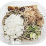 大根おろしの田舎そば セブンイレブン 太めで黒くコシのある田舎そばの冷たいお蕎麦。シャキシャキとした粗おろし大根、鰹出汁と専用かえしを使用した香り高いつゆを味わえる商品。