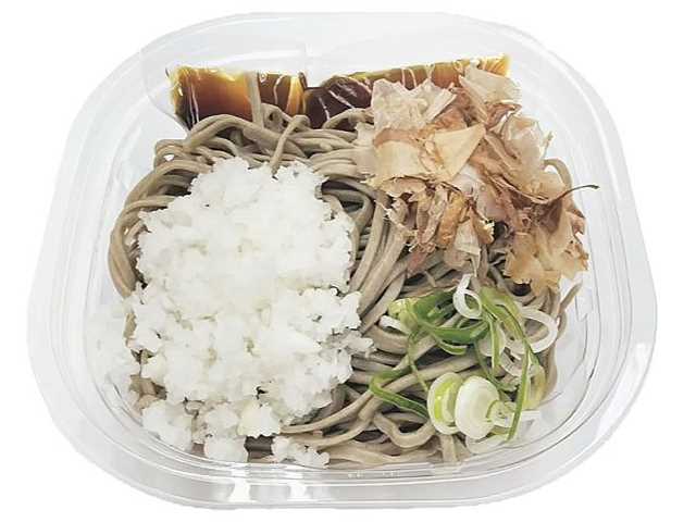 大根おろしの田舎そば セブンイレブン 太めで黒くコシのある田舎そばの冷たいお蕎麦。シャキシャキとした粗おろし大根、鰹出汁と専用かえしを使用した香り高いつゆを味わえる商品。