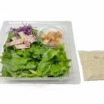 セブンイレブンのロメインレタスとクルトンのシーザーサラダを比較する。税込価格：354円、カロリー：225kcal、1円あたりカロリー：0.64kcal/円、たんぱく質：3.9g、1円あたりたんぱく質：0.01g/円、脂質：19.7g、炭水化物：9.1g、糖質：7.1g、食物繊維：2g、食塩相当量：1g。ロメインレタス、クルトン、ベーコンを合わせたサラダです。濃厚でコクのあるシーザードレッシングで召し上がっていただく仕立てです。アレルギー：卵、乳、小麦。