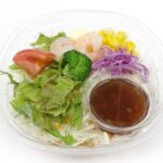 セブンイレブンのくずして食べるパリパリ麺のサラダを比較する。税込価格：430円、カロリー：380kcal、1円あたりカロリー：0.88kcal/円、たんぱく質：6.8g、1円あたりたんぱく質：0.02g/円、脂質：21.7g、炭水化物：42g、糖質：36.9g、食物繊維：5.1g、食塩相当量：2.8g。１日に必要な野菜の１／３日分摂れる皿うどん風の食感も楽しめるサラダです。パリパリの麺をくずして、野菜と一緒に食べる仕立てです。アレルギー：卵、小麦、えび。