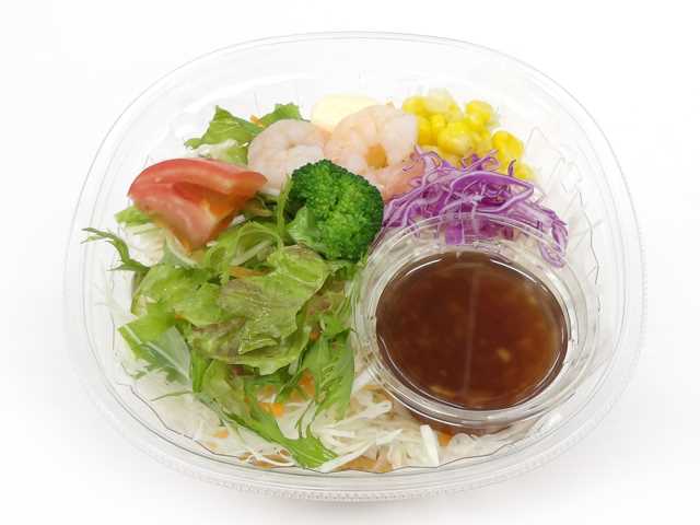 セブンイレブンのくずして食べるパリパリ麺のサラダを比較する。税込価格：430円、カロリー：380kcal、1円あたりカロリー：0.88kcal/円、たんぱく質：6.8g、1円あたりたんぱく質：0.02g/円、脂質：21.7g、炭水化物：42g、糖質：36.9g、食物繊維：5.1g、食塩相当量：2.8g。１日に必要な野菜の１／３日分摂れる皿うどん風の食感も楽しめるサラダです。パリパリの麺をくずして、野菜と一緒に食べる仕立てです。アレルギー：卵、小麦、えび。