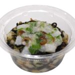 セブンイレブンの海藻と野菜のねばねばサラダを比較する。税込価格：235円、カロリー：41kcal、1円あたりカロリー：0.17kcal/円、たんぱく質：2.4g、1円あたりたんぱく質：0.01g/円、脂質：0.5g、炭水化物：8g、糖質：5.2g、食物繊維：2.8g、食塩相当量：2.5g。海藻と食感のある野菜が入ったねばねばサラダです。アレルギー：小麦。