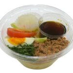 セブンイレブンのツナ大根と大葉のパスタサラダを比較する。税込価格：397円、カロリー：296kcal、1円あたりカロリー：0.74kcal/円、たんぱく質：17.3g、1円あたりたんぱく質：0.04g/円、脂質：5.6g、炭水化物：45.8g、糖質：42.6g、食物繊維：3.2g、食塩相当量：3.7g。ツナ，大根おろし，パスタにポン酢をかけて食べる、大葉の香りが爽やかなパスタサラダです。アレルギー：卵、小麦。