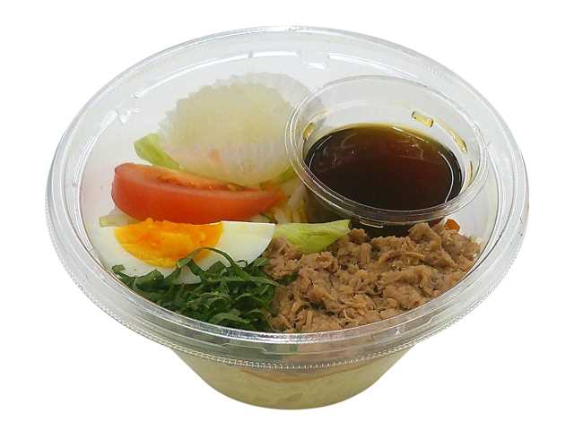 セブンイレブンのツナ大根と大葉のパスタサラダを比較する。税込価格：397円、カロリー：296kcal、1円あたりカロリー：0.74kcal/円、たんぱく質：17.3g、1円あたりたんぱく質：0.04g/円、脂質：5.6g、炭水化物：45.8g、糖質：42.6g、食物繊維：3.2g、食塩相当量：3.7g。ツナ，大根おろし，パスタにポン酢をかけて食べる、大葉の香りが爽やかなパスタサラダです。アレルギー：卵、小麦。