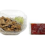 ４種きのこの冷しそば セブンイレブン 栃木県産そば粉を使用した幅広の麺に、エリンギ、舞茸、しめじ、ひらたけを煮込んで盛り付け。きのこの香りや食感を味わえる仕立て。