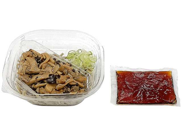 ４種きのこの冷しそば セブンイレブン 栃木県産そば粉を使用した幅広の麺に、エリンギ、舞茸、しめじ、ひらたけを煮込んで盛り付け。きのこの香りや食感を味わえる仕立て。