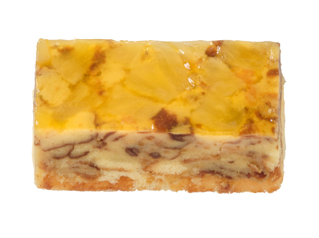セブンイレブンの７プレミアム ずっしりケーキ パインを比較する。税込価格：227円、カロリー：306kcal、1円あたりカロリー：1.35kcal/円、たんぱく質：5.6g、1円あたりたんぱく質：0.02g/円、脂質：9.3g、炭水化物：50.5g、糖質：49.3g、食物繊維：1.2g、食塩相当量：0.4g。スポンジ生地を砕いたケーキクラムとパインを敷き詰めた、ずっしりとした満足感のあるパインのケーキです。アレルギー：卵、乳、小麦。