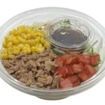 セブンイレブンの１０種具材の彩りパスタサラダを比較する。税込価格：322円、カロリー：272kcal、1円あたりカロリー：0.85kcal/円、たんぱく質：13.3g、1円あたりたんぱく質：0.04g/円、脂質：7.4g、炭水化物：40.2g、糖質：36g、食物繊維：4.2g、食塩相当量：3g。ツナやトマト、レタスなど野菜も摂れるパスタサラダです。和風ドレッシングでお召し上がりください。アレルギー：卵、小麦。