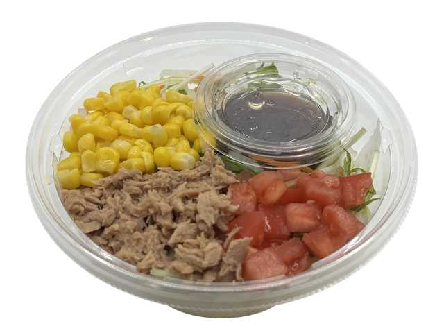 セブンイレブンの１０種具材の彩りパスタサラダを比較する。税込価格：322円、カロリー：272kcal、1円あたりカロリー：0.85kcal/円、たんぱく質：13.3g、1円あたりたんぱく質：0.04g/円、脂質：7.4g、炭水化物：40.2g、糖質：36g、食物繊維：4.2g、食塩相当量：3g。ツナやトマト、レタスなど野菜も摂れるパスタサラダです。和風ドレッシングでお召し上がりください。アレルギー：卵、小麦。