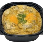 セブンイレブンの親子丼を比較する。税込価格：594円、カロリー：579kcal、1円あたりカロリー：0.97kcal/円、たんぱく質：22.1g、1円あたりたんぱく質：0.04g/円、脂質：14.2g、炭水化物：92.8g、糖質：88.5g、食物繊維：4.3g、食塩相当量：2.1g。みりんの甘さとコクが感じられる、ふわとろ食感の親子丼です。アレルギー：卵、小麦。
