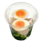 セブンイレブンのブロッコリーチキンエッグを比較する。税込価格：365円、カロリー：156kcal、1円あたりカロリー：0.43kcal/円、たんぱく質：20.6g、1円あたりたんぱく質：0.06g/円、脂質：6.6g、炭水化物：4.7g、糖質：2.3g、食物繊維：2.4g、食塩相当量：1.9g。ブロッコリー、鶏むね肉、ゆで卵を組み合わせた、素材の味を活かしたシンプルながらも健康感のある仕立てです。アレルギー：卵。