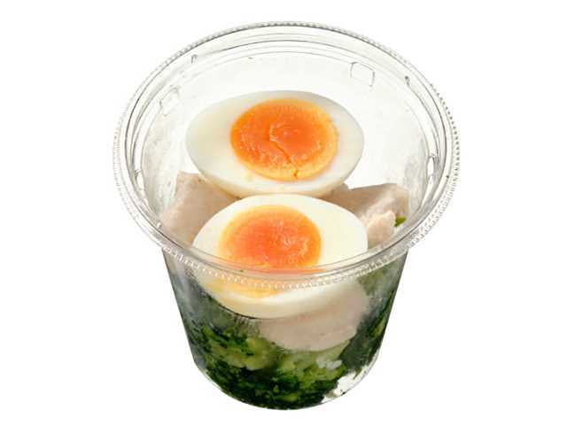 セブンイレブンのブロッコリーチキンエッグを比較する。税込価格：365円、カロリー：156kcal、1円あたりカロリー：0.43kcal/円、たんぱく質：20.6g、1円あたりたんぱく質：0.06g/円、脂質：6.6g、炭水化物：4.7g、糖質：2.3g、食物繊維：2.4g、食塩相当量：1.9g。ブロッコリー、鶏むね肉、ゆで卵を組み合わせた、素材の味を活かしたシンプルながらも健康感のある仕立てです。アレルギー：卵。