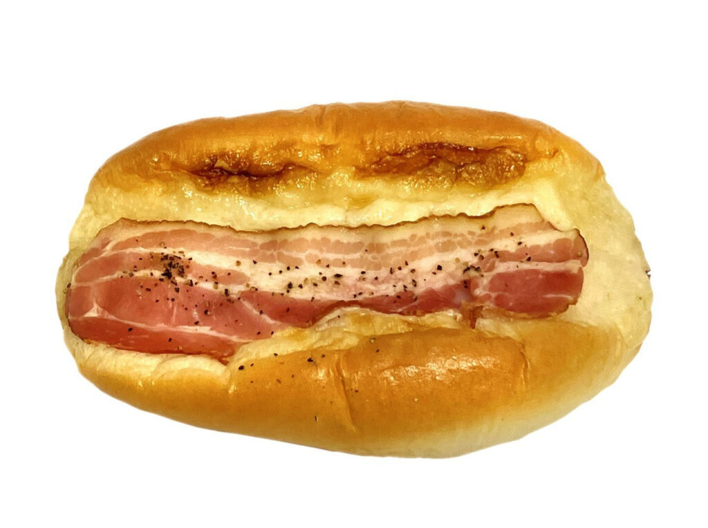 セブンイレブンのふんわりベーコンマヨネーズロールを比較する。税込価格：160円、カロリー：392kcal、1円あたりカロリー：2.45kcal/円、たんぱく質：8.9g、1円あたりたんぱく質：0.06g/円、脂質：21.4g、炭水化物：41.5g、糖質：40.3g、食物繊維：1.2g、食塩相当量：1.4g。ふんわりとしたパン生地に、ベーコンを一枚とマヨネーズ等を盛り付けたボリューム感のある惣菜パンです。アレルギー：卵、乳、小麦。