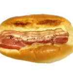 セブンイレブンのふんわりベーコンマヨネーズロールを比較する。税込価格：160円、カロリー：392kcal、1円あたりカロリー：2.45kcal/円、たんぱく質：8.9g、1円あたりたんぱく質：0.06g/円、脂質：21.4g、炭水化物：41.5g、糖質：40.3g、食物繊維：1.2g、食塩相当量：1.4g。ふんわりとしたパン生地に、ベーコンを一枚とマヨネーズ等を盛り付けたボリューム感のある惣菜パンです。アレルギー：卵、乳、小麦。
