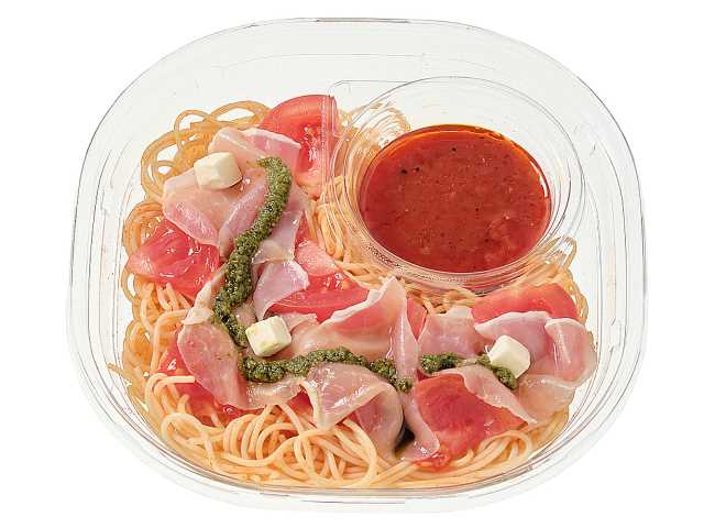 冷製パスタ トマトと生ハムとチーズ セブンイレブン トマトソースに、生ハム、クリームチーズ、バジルソース、トマトを盛り付けた彩りの良い冷製パスタ。