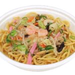 セブンイレブンの博多皿うどんを比較する。税込価格：572円、カロリー：483kcal、1円あたりカロリー：0.84kcal/円、たんぱく質：17.5g、1円あたりたんぱく質：0.03g/円、脂質：12g、炭水化物：78.8g、糖質：73.6g、食物繊維：5.2g、食塩相当量：4.5g。香ばしい麺と豚骨、魚介の旨味を味わう皿うどんです。アレルギー：卵、小麦、えび、かに。