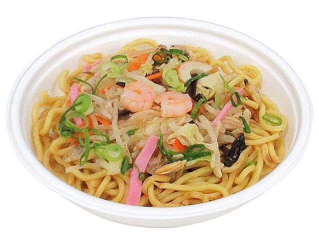 セブンイレブンの博多皿うどんを比較する。税込価格：572円、カロリー：483kcal、1円あたりカロリー：0.84kcal/円、たんぱく質：17.5g、1円あたりたんぱく質：0.03g/円、脂質：12g、炭水化物：78.8g、糖質：73.6g、食物繊維：5.2g、食塩相当量：4.5g。香ばしい麺と豚骨、魚介の旨味を味わう皿うどんです。アレルギー：卵、小麦、えび、かに。