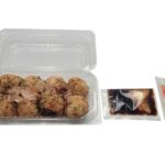 セブンイレブンのお出汁香るたこ焼き。税込価格：430円、カロリー：344kcal、たんぱく質：8.7g、脂質：15.7g、炭水化物：43.2g、糖質：40.8g、食物繊維：2.4g、食塩相当量：2.5g。タコにキャベツや揚げ玉、ネギとショウガを使用した、かつおだし香る風味豊かな生地が特長の食べごたえのあるたこ焼きです。アレルギー：卵、小麦。