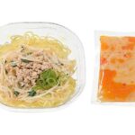 セブンイレブンの町中華の冷し味噌ラーメンを比較する。税込価格：497円、カロリー：516kcal、1円あたりカロリー：1.04kcal/円、たんぱく質：18.3g、1円あたりたんぱく質：0.04g/円、脂質：18.3g、炭水化物：73g、糖質：65.9g、食物繊維：7.1g、食塩相当量：4.7g。３種類の味噌をベースにしたコク深い味わいのスープが特長の冷し味噌ラーメンです。アレルギー：卵、乳、小麦。