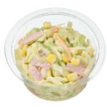 セブンイレブンの１／３日分の野菜がとれるコールスローサラダを比較する。税込価格：257円、カロリー：107kcal、1円あたりカロリー：0.42kcal/円、たんぱく質：2.6g、1円あたりたんぱく質：0.01g/円、脂質：6.2g、炭水化物：12.6g、糖質：7.7g、食物繊維：4.9g、食塩相当量：2.2g。白ワインビネガーの酸味とすりおろしたりんごを組み合わせたフルーティーな酸味や甘さを感じられる仕立てのコールスローサラダです。アレルギー：卵、乳、小麦。