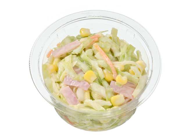 セブンイレブンの１／３日分の野菜がとれるコールスローサラダを比較する。税込価格：257円、カロリー：107kcal、1円あたりカロリー：0.42kcal/円、たんぱく質：2.6g、1円あたりたんぱく質：0.01g/円、脂質：6.2g、炭水化物：12.6g、糖質：7.7g、食物繊維：4.9g、食塩相当量：2.2g。白ワインビネガーの酸味とすりおろしたりんごを組み合わせたフルーティーな酸味や甘さを感じられる仕立てのコールスローサラダです。アレルギー：卵、乳、小麦。