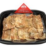 セブンイレブンのねぎ塩豚カルビ弁当 （もち麦ごはん）を比較する。税込価格：562円、カロリー：575kcal、1円あたりカロリー：1.02kcal/円、たんぱく質：17.8g、1円あたりたんぱく質：0.03g/円、脂質：18.1g、炭水化物：87.9g、糖質：82.4g、食物繊維：5.5g、食塩相当量：1.2g。豚肉の旨味とにんにく、ごま油の風味の塩だれがよく合う豚カルビ弁当です。アレルギー：なし。