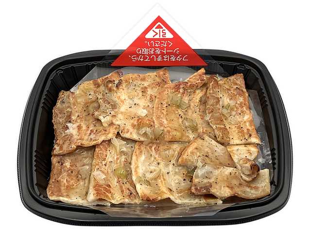 セブンイレブンのねぎ塩豚カルビ弁当 （もち麦ごはん）を比較する。税込価格：562円、カロリー：575kcal、1円あたりカロリー：1.02kcal/円、たんぱく質：17.8g、1円あたりたんぱく質：0.03g/円、脂質：18.1g、炭水化物：87.9g、糖質：82.4g、食物繊維：5.5g、食塩相当量：1.2g。豚肉の旨味とにんにく、ごま油の風味の塩だれがよく合う豚カルビ弁当です。アレルギー：なし。