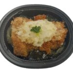 セブンイレブンのおろしチキンかつ煮を比較する。税込価格：397円、カロリー：271kcal、1円あたりカロリー：0.68kcal/円、たんぱく質：11.5g、1円あたりたんぱく質：0.03g/円、脂質：15.9g、炭水化物：21.4g、糖質：19.7g、食物繊維：1.7g、食塩相当量：2.3g。チキンかつを大根おろしと組み合わせ、和風のだし醤油だれであっさりと食べられる商品です。アレルギー：小麦。