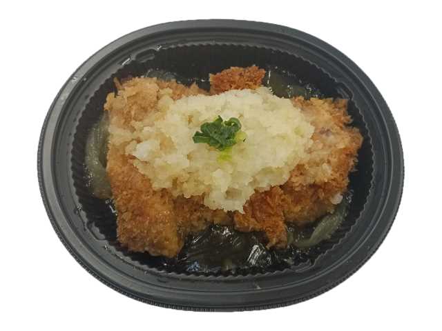 セブンイレブンのおろしチキンかつ煮を比較する。税込価格：397円、カロリー：271kcal、1円あたりカロリー：0.68kcal/円、たんぱく質：11.5g、1円あたりたんぱく質：0.03g/円、脂質：15.9g、炭水化物：21.4g、糖質：19.7g、食物繊維：1.7g、食塩相当量：2.3g。チキンかつを大根おろしと組み合わせ、和風のだし醤油だれであっさりと食べられる商品です。アレルギー：小麦。