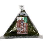 セブンイレブンの手巻おにぎり 梅おかか（藤五郎梅使用）を比較する。税込価格：225円、カロリー：168kcal、1円あたりカロリー：0.75kcal/円、たんぱく質：3.7g、1円あたりたんぱく質：0.02g/円、脂質：0.8g、炭水化物：37.4g、糖質：35.4g、食物繊維：2g、食塩相当量：1.5g。藤五郎梅とおかか煮を組み合わせたおにぎりです。アレルギー：小麦。