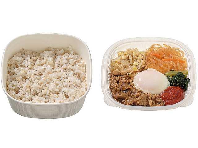 セブンイレブンの旨辛牛焼肉の温玉ビビンバ丼を比較する。税込価格：648円、カロリー：576kcal、1円あたりカロリー：0.89kcal/円、たんぱく質：17.9g、1円あたりたんぱく質：0.03g/円、脂質：18.6g、炭水化物：88g、糖質：80.7g、食物繊維：7.3g、食塩相当量：2.9g。食べ応えのある牛焼肉に、ナムル，チャプチェ，ピリ辛コチュジャン，半熟たまごを添えた旨辛ビビンバです。アレルギー：卵、乳、小麦。
