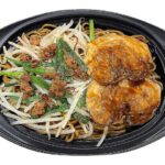 セブンイレブンのチャーシューのせ 台湾焼そばを比較する。税込価格：538円、カロリー：465kcal、1円あたりカロリー：0.86kcal/円、たんぱく質：20.2g、1円あたりたんぱく質：0.04g/円、脂質：16.6g、炭水化物：61.6g、糖質：55.8g、食物繊維：5.8g、食塩相当量：4.2g。鉄鍋で炒めたもやし炒めとチャーシューを盛り付けたピリッとした辛さが特長の台湾焼そばです。アレルギー：卵、乳、小麦。
