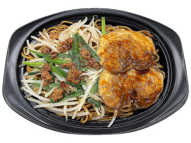 セブンイレブンのチャーシューのせ 台湾焼そばを比較する。税込価格：538円、カロリー：465kcal、1円あたりカロリー：0.86kcal/円、たんぱく質：20.2g、1円あたりたんぱく質：0.04g/円、脂質：16.6g、炭水化物：61.6g、糖質：55.8g、食物繊維：5.8g、食塩相当量：4.2g。鉄鍋で炒めたもやし炒めとチャーシューを盛り付けたピリッとした辛さが特長の台湾焼そばです。アレルギー：卵、乳、小麦。