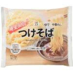セブンイレブンの７プレミアム つけそば。税込価格：214円、カロリー：499kcal、たんぱく質：15.2g、脂質：5.3g、炭水化物：99.2g、糖質：96.2g、食物繊維：3g、食塩相当量：5.4g。すっきりとした甘酢の酸味と旨みの効いた魚介醤油味のスープで食べるつけそばです。アレルギー：乳、小麦。