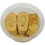 セブンイレブンのふんわり だし巻き玉子を比較する。税込価格：279円、カロリー：226kcal、1円あたりカロリー：0.81kcal/円、たんぱく質：11.2g、1円あたりたんぱく質：0.04g/円、脂質：14.4g、炭水化物：13g、糖質：12.7g、食物繊維：0.3g、食塩相当量：1.6g。地区の嗜好性に合わせた甘口で、ふっくらした食感のだし巻き玉子です。アレルギー：卵、小麦。