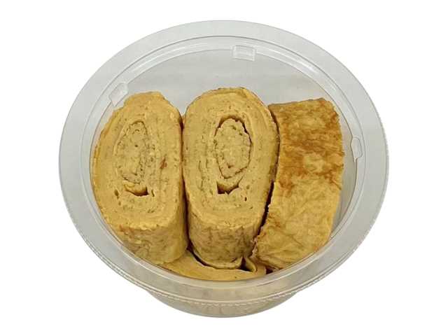セブンイレブンのふんわり だし巻き玉子を比較する。税込価格：279円、カロリー：226kcal、1円あたりカロリー：0.81kcal/円、たんぱく質：11.2g、1円あたりたんぱく質：0.04g/円、脂質：14.4g、炭水化物：13g、糖質：12.7g、食物繊維：0.3g、食塩相当量：1.6g。地区の嗜好性に合わせた甘口で、ふっくらした食感のだし巻き玉子です。アレルギー：卵、小麦。