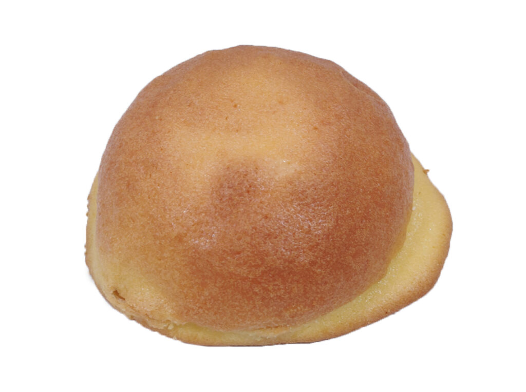 セブンイレブンのミルクブール 那須塩原産牛乳使用を比較する。税込価格：203円、カロリー：370kcal、1円あたりカロリー：1.82kcal/円、たんぱく質：7.2g、1円あたりたんぱく質：0.04g/円、脂質：17.7g、炭水化物：46g、糖質：44.8g、食物繊維：1.2g、食塩相当量：0.6g。栃木県那須塩原産の牛乳で仕込んだパン生地に、甘い上掛け生地をかけて焼成したブールパンです、ホイップクリームをサンドしています。アレルギー：卵、乳、小麦。