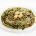 セブンイレブンのスタミナにんにく炒め つゆだく仕立てを比較する。税込価格：419円、カロリー：182kcal、1円あたりカロリー：0.43kcal/円、たんぱく質：10.8g、1円あたりたんぱく質：0.03g/円、脂質：7.8g、炭水化物：19.9g、糖質：14.4g、食物繊維：5.5g、食塩相当量：4.1g。にんにくが香るもやし炒めです。たっぷりのタレで食べる仕立てで、具材にはもやし,豚ミンチ,にんにく,ニラを使用しています。アレルギー：卵、小麦。