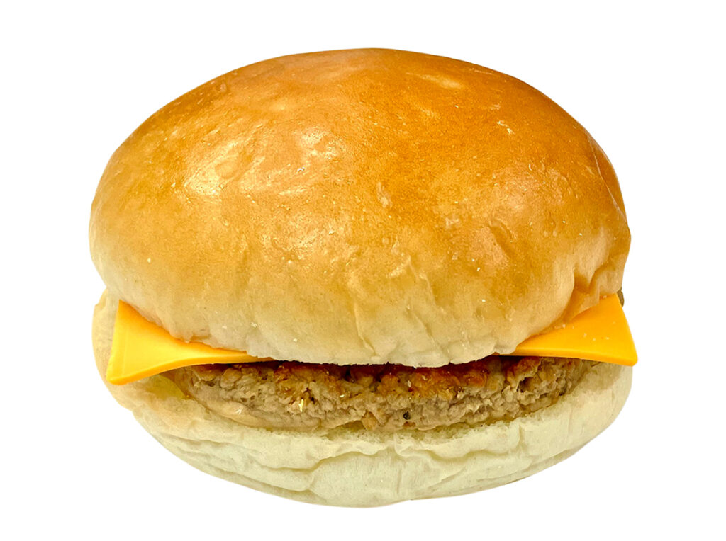 セブンイレブンのチーズバーガーを比較する。税込価格：292円、カロリー：320kcal、1円あたりカロリー：1.10kcal/円、たんぱく質：13.9g、1円あたりたんぱく質：0.05g/円、脂質：13.3g、炭水化物：36.9g、糖質：35.2g、食物繊維：1.7g、食塩相当量：1.9g。パティとチェダーチーズを挟み、ケチャップで味付けしたシンプルなバーガーです。アレルギー：卵、乳、小麦。