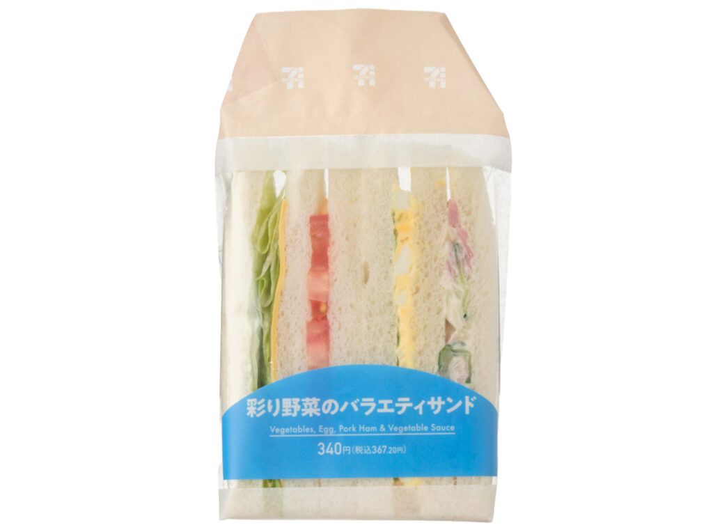 セブンイレブンの彩り野菜のバラエティサンドを比較する。税込価格：367円、カロリー：317kcal、1円あたりカロリー：0.86kcal/円、たんぱく質：9.5g、1円あたりたんぱく質：0.03g/円、脂質：17.3g、炭水化物：31.8g、糖質：29.7g、食物繊維：2.1g、食塩相当量：1.5g。定番のたまごサラダ・ハムサラダに、彩りの良い野菜に合うチーズを組み合わせた満足感のあるサンドイッチです。アレルギー：卵、乳、小麦。