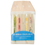 セブンイレブンの彩り野菜のバラエティサンドを比較する。税込価格：367円、カロリー：317kcal、1円あたりカロリー：0.86kcal/円、たんぱく質：9.5g、1円あたりたんぱく質：0.03g/円、脂質：17.3g、炭水化物：31.8g、糖質：29.7g、食物繊維：2.1g、食塩相当量：1.5g。定番のたまごサラダ・ハムサラダに、彩りの良い野菜に合うチーズを組み合わせた満足感のあるサンドイッチです。アレルギー：卵、乳、小麦。