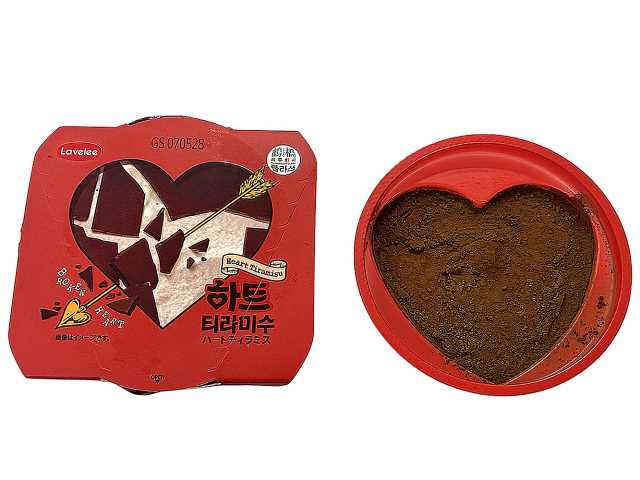 セブンイレブンのハートティラミスを比較する。税込価格：538円。アレルギー：卵、乳、小麦。