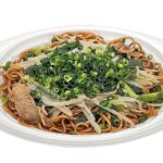 セブンイレブンの大分味一ねぎの焼そばを比較する。税込価格：508円、カロリー：407kcal、1円あたりカロリー：0.80kcal/円、たんぱく質：14.4g、1円あたりたんぱく質：0.03g/円、脂質：9.9g、炭水化物：67.2g、糖質：63g、食物繊維：4.2g、食塩相当量：4.6g。大分県のブランドねぎ「大分味一ねぎ」を使用し、甘みとコクのあるソースで仕上げた焼そばです。アレルギー：卵、小麦。