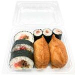 セブンイレブンの２種の巻寿司といなりの詰合せを比較する。税込価格：559円、カロリー：417kcal、1円あたりカロリー：0.75kcal/円、たんぱく質：10.9g、1円あたりたんぱく質：0.02g/円、脂質：5.3g、炭水化物：83.5g、糖質：79.5g、食物繊維：4g、食塩相当量：5.5g。北陸で馴染みのある紅生姜を入れた太巻、福井梅を使用した細巻寿司、昆布の出汁を効かせたいなり寿司の詰め合わせです。アレルギー：卵、小麦、えび。