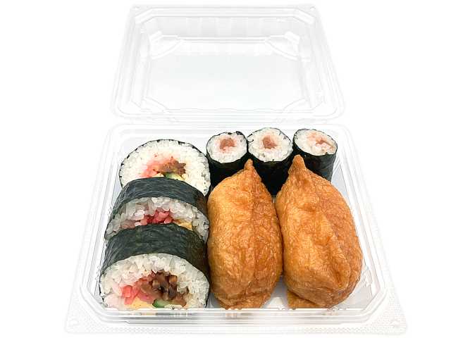 セブンイレブンの２種の巻寿司といなりの詰合せを比較する。税込価格：559円、カロリー：417kcal、1円あたりカロリー：0.75kcal/円、たんぱく質：10.9g、1円あたりたんぱく質：0.02g/円、脂質：5.3g、炭水化物：83.5g、糖質：79.5g、食物繊維：4g、食塩相当量：5.5g。北陸で馴染みのある紅生姜を入れた太巻、福井梅を使用した細巻寿司、昆布の出汁を効かせたいなり寿司の詰め合わせです。アレルギー：卵、小麦、えび。