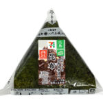 セブンイレブンの手巻おにぎり だしの旨味昆布を比較する。税込価格：197円、カロリー：174kcal、1円あたりカロリー：0.89kcal/円、たんぱく質：3.3g、1円あたりたんぱく質：0.02g/円、脂質：0.9g、炭水化物：39.4g、糖質：37.1g、食物繊維：2.3g、食塩相当量：0.9g。甘味と旨味の効いた、焙煎ごま入り昆布を使用した定番「昆布」の手巻おにぎりです。アレルギー：小麦。