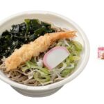 セブンイレブンの海老天そばを比較する。税込価格：626円、カロリー：328kcal、1円あたりカロリー：0.52kcal/円、たんぱく質：19g、1円あたりたんぱく質：0.03g/円、脂質：6.8g、炭水化物：49.1g、糖質：46.2g、食物繊維：2.9g、食塩相当量：4.5g。海老天１本，ねぎ，わかめ胡麻和え，かまぼこを盛り付けた温かいそばです。アレルギー：卵、小麦、そば、えび。